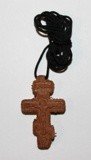 Крест деревянный пресованный с веревочкой - фото